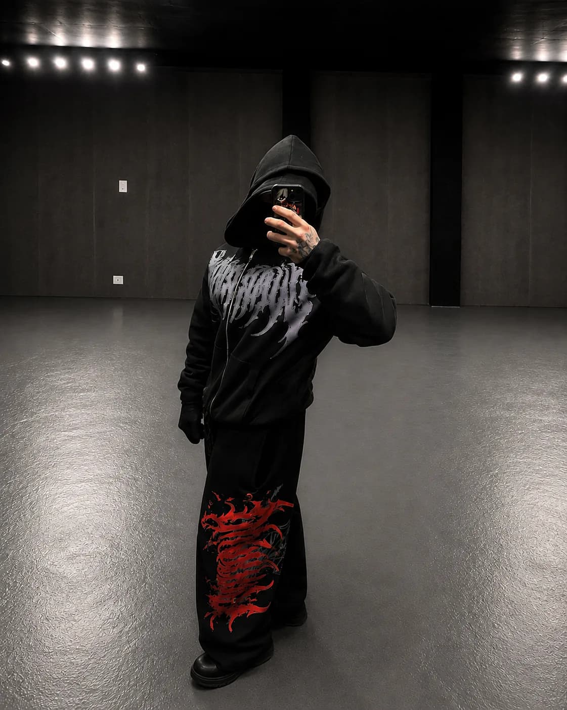 Look JCN con buzo oversize negro y gráfica anime