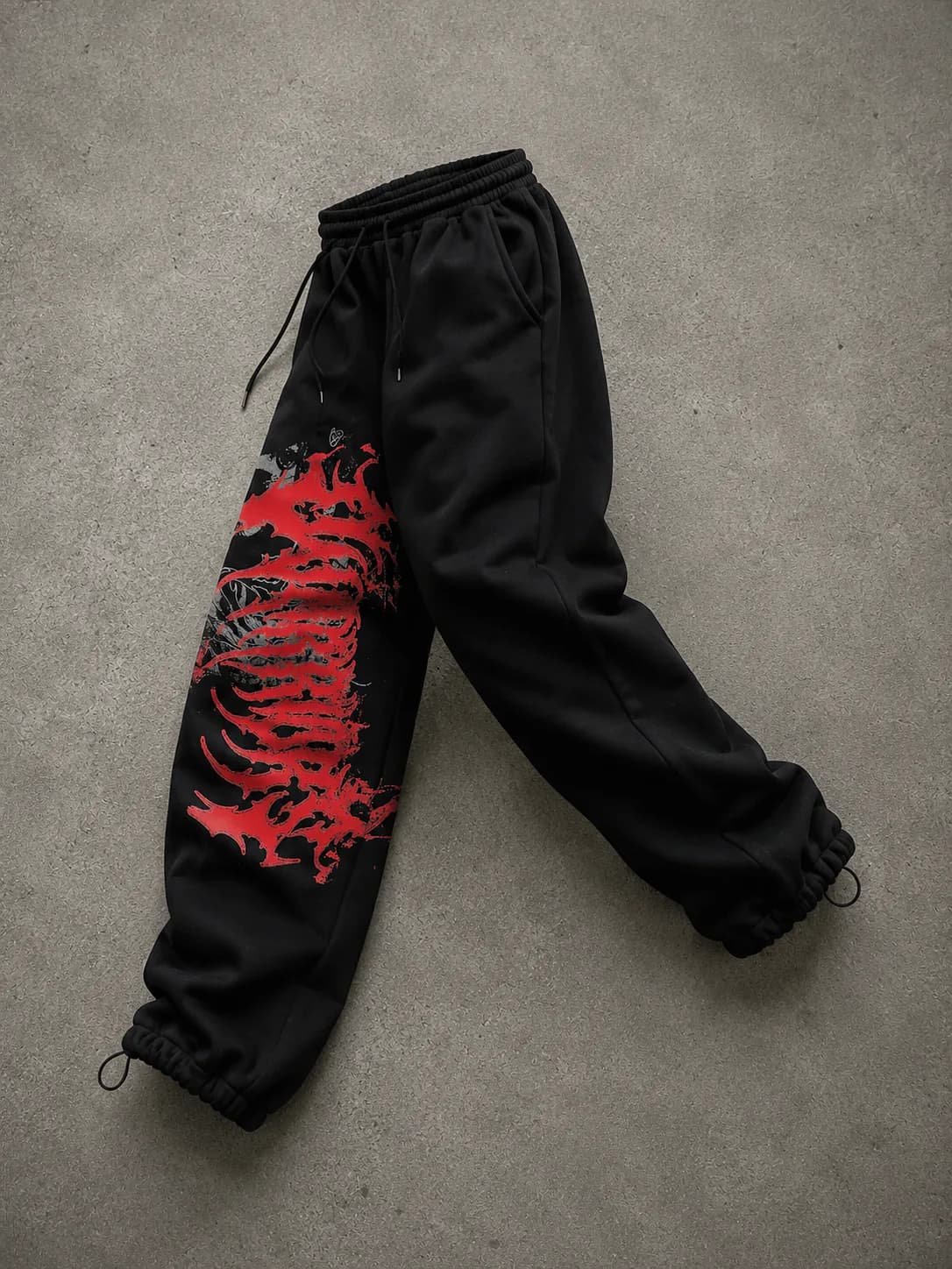 Jogger negro JCN Warriors con estampa roja