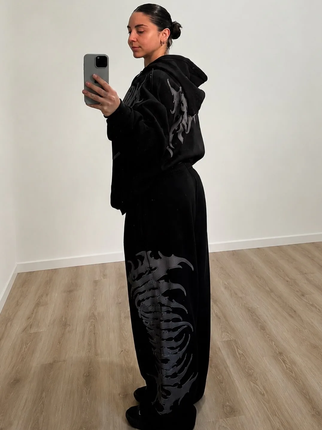 Look JCN Brand en negro y hueso